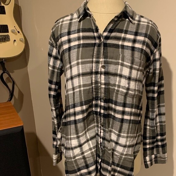 American Eagle oversized fit distressed olive & black flannel Figure flattering - Picture 1 of 8